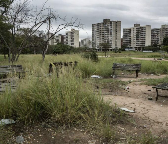 Vista de Águas Claras com prédios altos e falhas na urbanização como ruas danificadas e pouca vegetação.