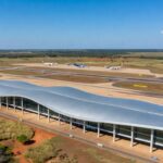 Vista do Aeroporto de Brasília com terminal e pistas, representando priorização de leilão pelo governo.