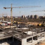 Construção do Hospital do Recanto das Emas com 96% da fundação concluída, avançando para segunda etapa.