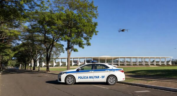 Viatura da PMDF em rua da Asa Norte, Brasília, com drone no céu durante Operação Presença.