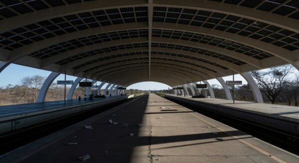 Estação de metrô em Brasília com plataformas vazias e trens parados, ilustrando ineficiências no Metrô-DF.