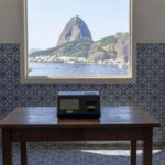 Urna eletrônica em seção eleitoral vazia no Rio de Janeiro, representando eleições diretas para mandato tampão.