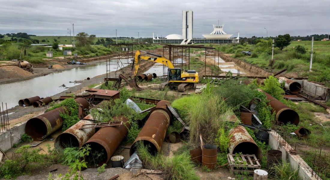 Represa com águas baixas e obras paralisadas no DF, destacando riscos à segurança hídrica da Caesb.