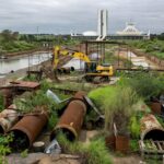 Represa com águas baixas e obras paralisadas no DF, destacando riscos à segurança hídrica da Caesb.