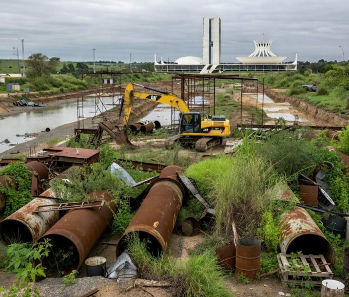 Represa com águas baixas e obras paralisadas no DF, destacando riscos à segurança hídrica da Caesb.