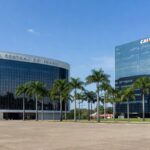 Edifícios financeiros em Brasília representando aquisição de ativos bancários por R$ 15 bilhões.