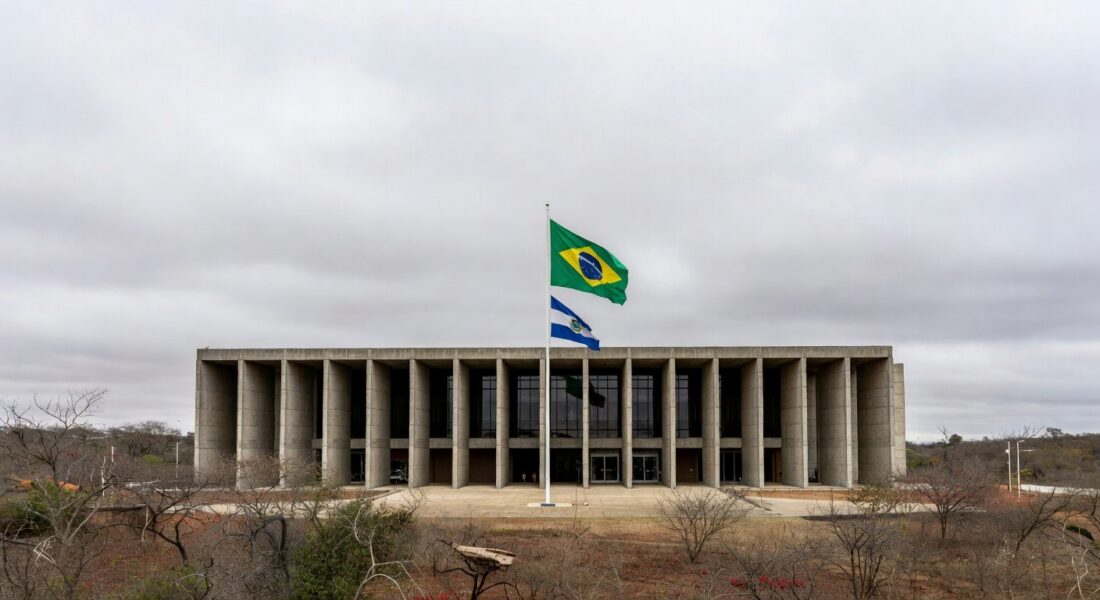 Fachada do tribunal em Planaltina durante julgamento da maior chacina do Centro-Oeste.