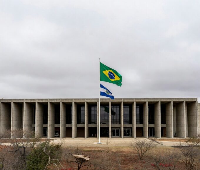 Fachada do tribunal em Planaltina durante julgamento da maior chacina do Centro-Oeste.