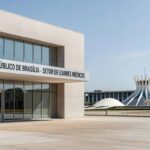 Fachada de hospital público em Brasília representando fila para colonoscopias na rede pública.