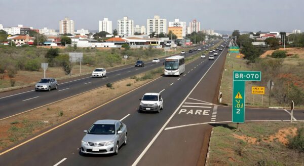 Rodovia BR-070 em Taguatinga e Ceilândia, com tráfego e prédios urbanos, representando estudos para viadutos no DF.