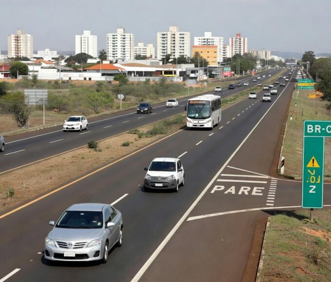 Rodovia BR-070 em Taguatinga e Ceilândia, com tráfego e prédios urbanos, representando estudos para viadutos no DF.