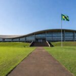 Edifício governamental em Brasília representando suspensão de portaria sobre salários de professores temporários no DF.