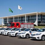 Viaturas da PMDF e CBMDF em frente ao Palácio do Buriti, representando decreto de promoções aceleradas na polícia e bombeiros do DF.