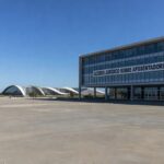 Edifício do TJDFT em Brasília simbolizando acordo de aposentadoria integral para professores do DF.