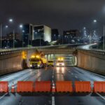 Imagem noturna do Buraco do Tatu interditado para manutenção de câmeras em Brasília, com cones e barreiras.