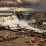Barragem de Santa Maria transbordando no DF, expondo fragilidades no abastecimento de água.
