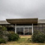 Fachada do Hospital Regional de Santa Maria em Brasília, portas fechadas representando desafios de visita a paciente em coma.