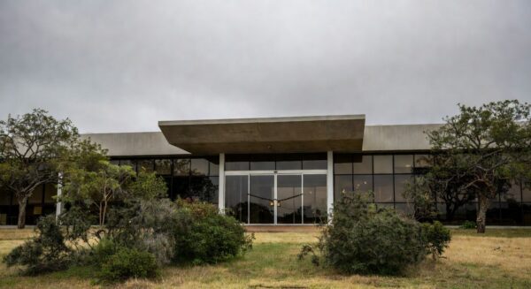 Fachada do Hospital Regional de Santa Maria em Brasília, portas fechadas representando desafios de visita a paciente em coma.