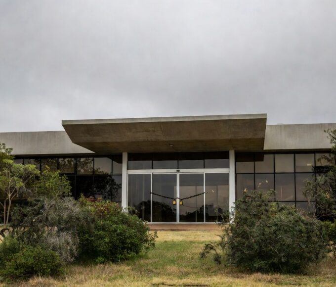 Fachada do Hospital Regional de Santa Maria em Brasília, portas fechadas representando desafios de visita a paciente em coma.