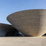 Plenário vazio da CLDF em sessão solene com elementos culturais em Brasília