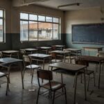 Sala de aula deteriorada representando falta de recursos na educação de jovens e adultos