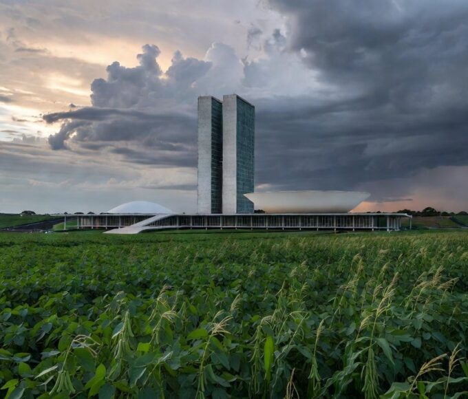 Plenário da CLDF com elementos da agricultura brasileira em sessão solene