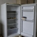 Cozinha simples no DF com alimentos escassos representando insegurança alimentar