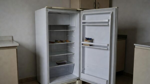 Cozinha simples no DF com alimentos escassos representando insegurança alimentar