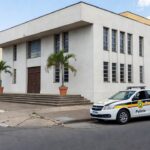 Viatura da Polícia Militar em frente a fórum de justiça no Brasil