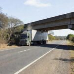 Carreta presa sob viaduto da EPIA Sul em Brasília