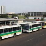 Ônibus de transporte gratuito do GDF em frente a restaurante comunitário em Brasília durante paralisação