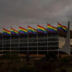 Bandeiras do arco-íris na Esplanada dos Ministérios em Brasília sobre discriminação LGBTI+ no DF