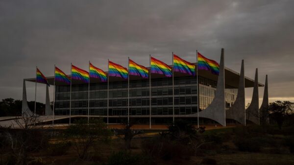 Bandeiras do arco-íris na Esplanada dos Ministérios em Brasília sobre discriminação LGBTI+ no DF
