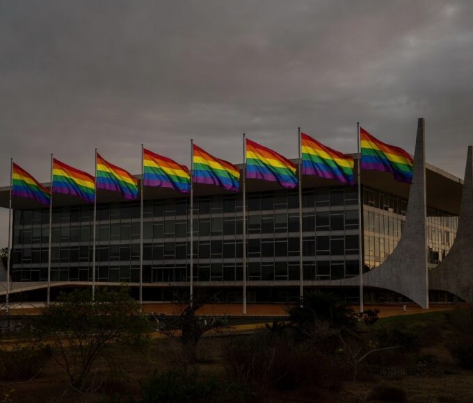 Bandeiras do arco-íris na Esplanada dos Ministérios em Brasília sobre discriminação LGBTI+ no DF
