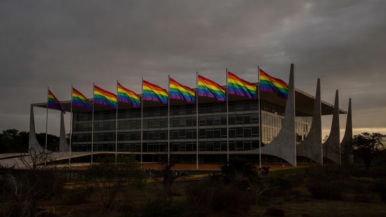 Bandeiras do arco-íris na Esplanada dos Ministérios em Brasília sobre discriminação LGBTI+ no DF