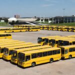 Frota de ônibus urbanos estacionados em pátio em Brasília