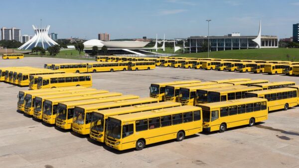 Frota de ônibus urbanos estacionados em pátio em Brasília