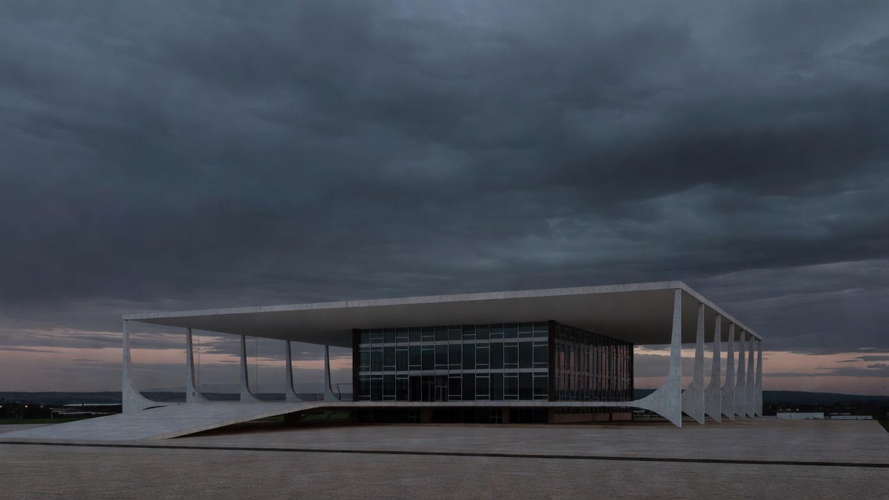 Palácio do Planalto em Brasília ao entardecer, imagem de luto pela morte de ex-primeira-dama do DF
