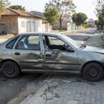 Carro danificado por tentativa de furto em Taguatinga Sul, Brasília
