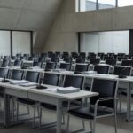 Sala de seminário vazia na CLDF em Brasília sobre paridade de gênero e integridade eleitoral
