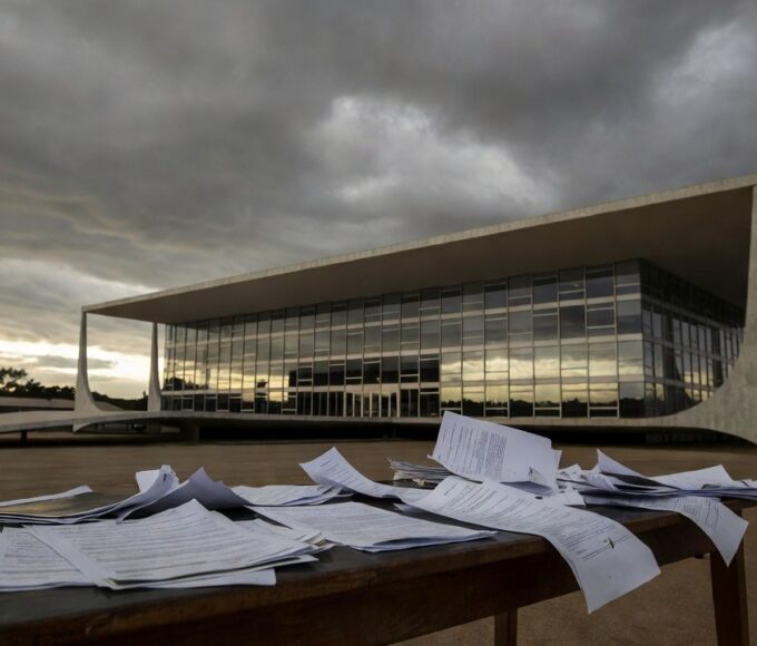 Fachada da Câmara Legislativa do DF em Brasília com tom negativo sobre saúde e segurança