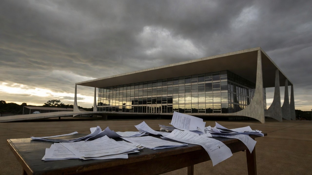 Fachada da Câmara Legislativa do DF em Brasília com tom negativo sobre saúde e segurança