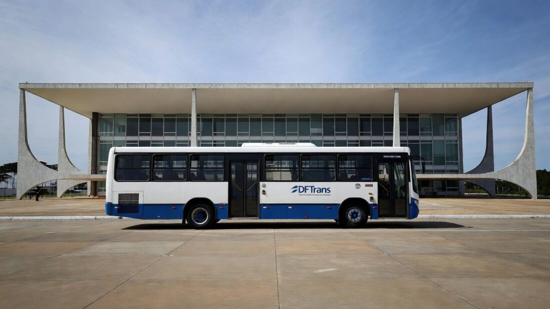 Ônibus de transporte público em Brasília com Congresso Nacional ao fundo, sobre Tarifa Zero para estudantes