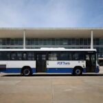 Ônibus de transporte público em Brasília com Congresso Nacional ao fundo, sobre Tarifa Zero para estudantes