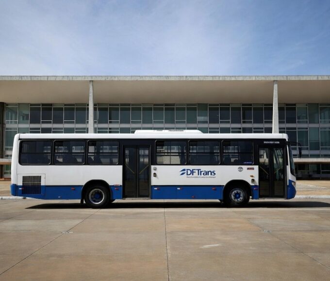 Ônibus de transporte público em Brasília com Congresso Nacional ao fundo, sobre Tarifa Zero para estudantes