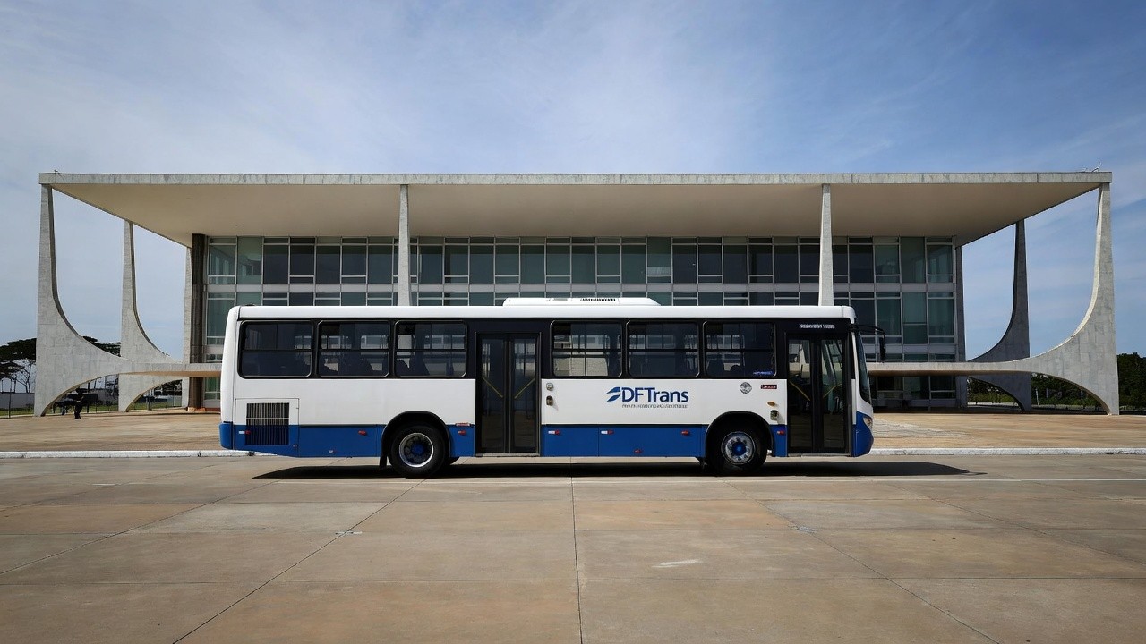 Ônibus de transporte público em Brasília com Congresso Nacional ao fundo, sobre Tarifa Zero para estudantes