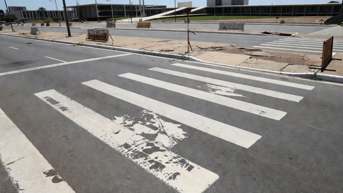 Faixa elevada em frente a escola no DF após aprovação de lei