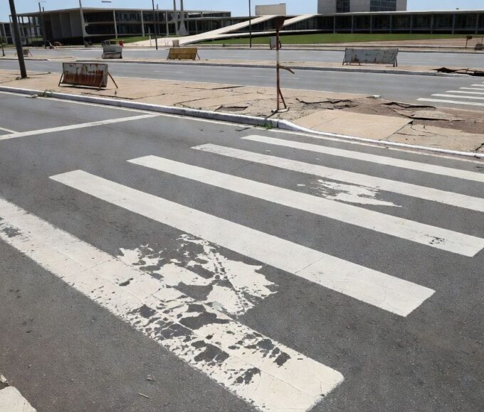 Faixa elevada em frente a escola no DF após aprovação de lei