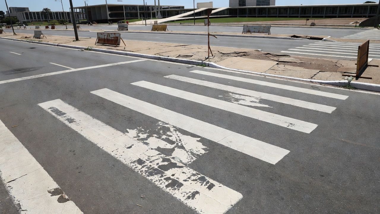 Faixa elevada em frente a escola no DF após aprovação de lei