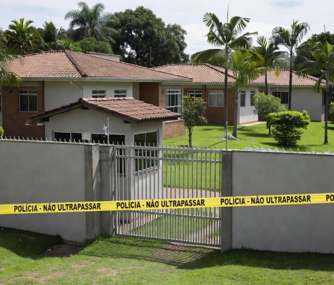 Condomínio no Distrito Federal isolado por fita policial após duplo homicídio